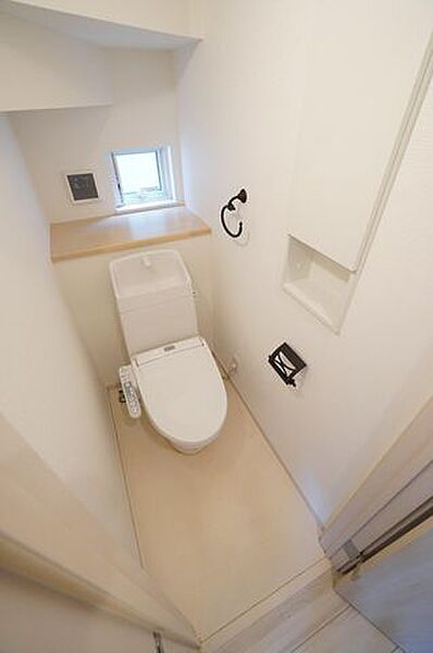 温水洗浄便座付きのトイレです！もちろん窓もあり換気もしっかり出来ます！
