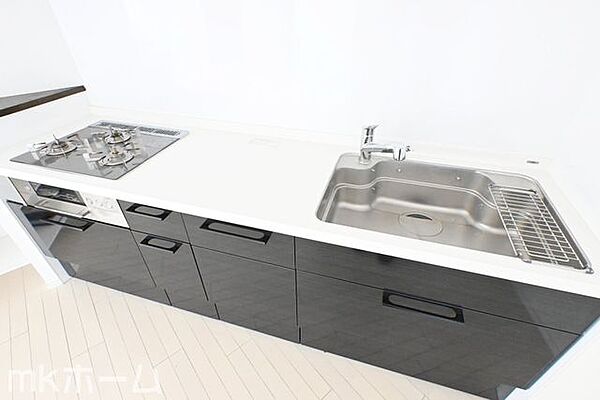 掃除やお手入れのしやすいシステムキッチンを採用。収納力もあり