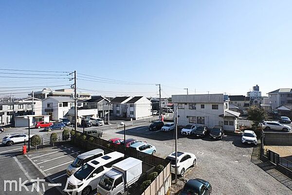 抜けるような眺望はマンションならではですね！3階のお部屋ですので陽当たりも良好です！
