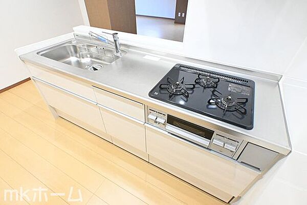 使い勝手の良いシステムキッチンを採用！作業スペースも広めにとられておりご家族でお料理が楽しめます！