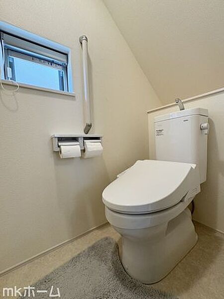 温水洗浄便座付きのトイレです！もちろん窓もあり換気もしっかり出来ます！