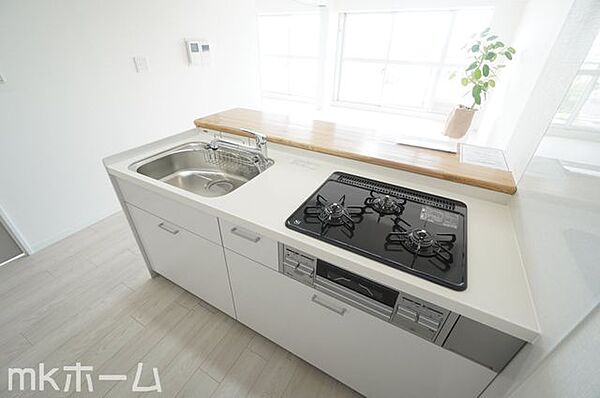 使い勝手の良いシステムキッチンを採用！作業スペースも広めにとられておりご家族でお料理が楽しめます！