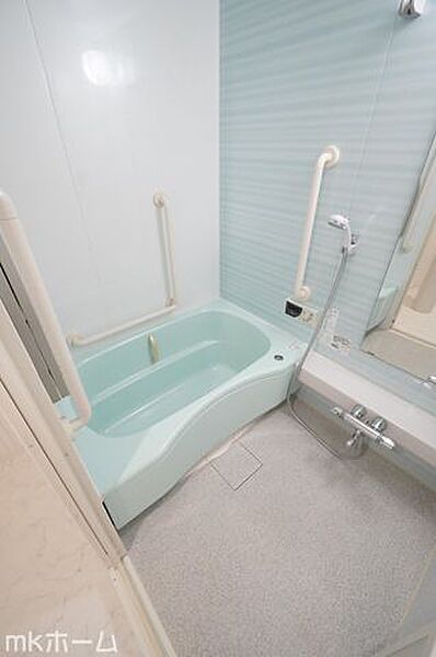 足を延ばし入浴できる大きな浴槽は一日の疲れを癒してくれる空間です！癒しのひと時をお過ごしください！