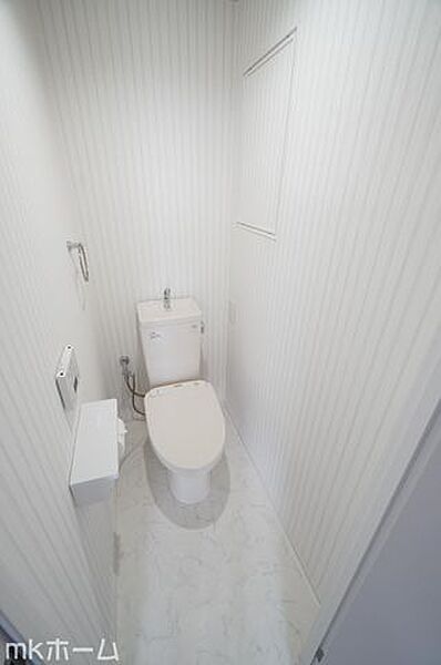温水洗浄便座付きのトイレです！もちろん窓もあり換気もしっかり出来ます！