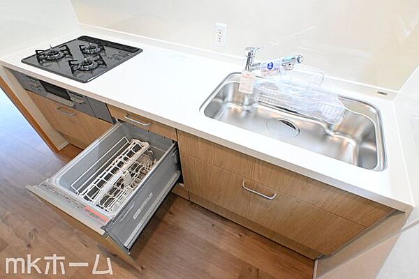 食洗機付きのシステムキッチンは収納も豊富！散らかりがちなキッチンも大容量の収納でスッキリ片付きます！