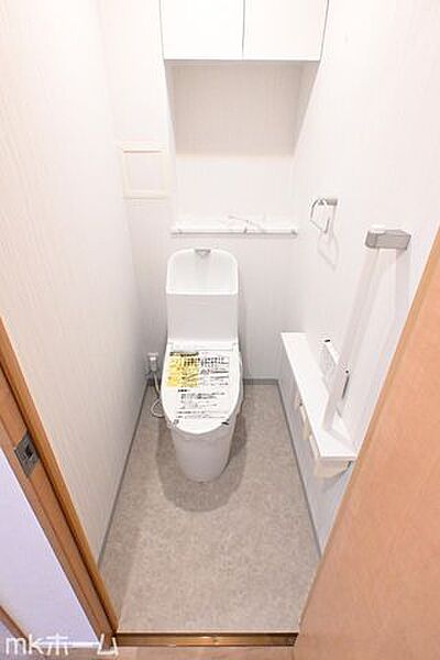 温水洗浄便座付きのトイレです！設備は新品に交換済みですので気持ちよくお住まい頂けます！