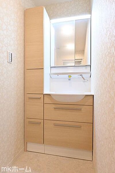 大きな鏡と洗面台が付いた洗面化粧台は収納も豊富！買い置きした日用品などまとめて収納する事が出来ます！