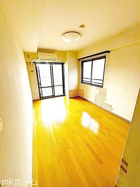 シンプルな洋室はおしゃれで居心地の良い空間です！二面採光で柔らかい陽の光が差し込みます！