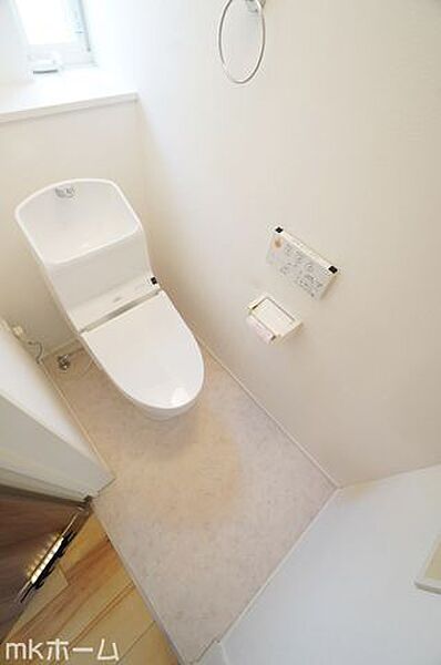 温水洗浄便座付きのトイレです！クリーニング済みですので気持ちよくお使いいただけます！