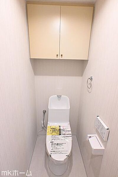 温水洗浄便座付きのトイレです！設備は新品に交換済みですので気持ちよくお住まい頂けます！