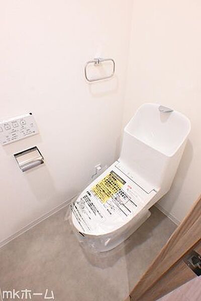 温水洗浄便座付きのトイレです！設備は新品に交換済みですので気持ちよくお住まい頂けます！