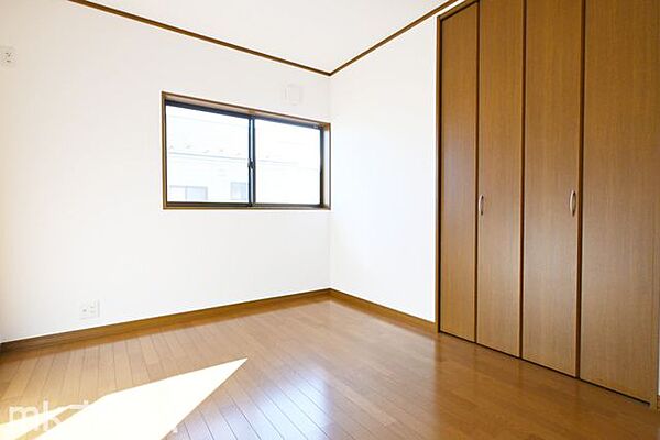 各居室に大型のクローゼットを設置！豊富な収納があることで広い居住スペースを確保することができます！