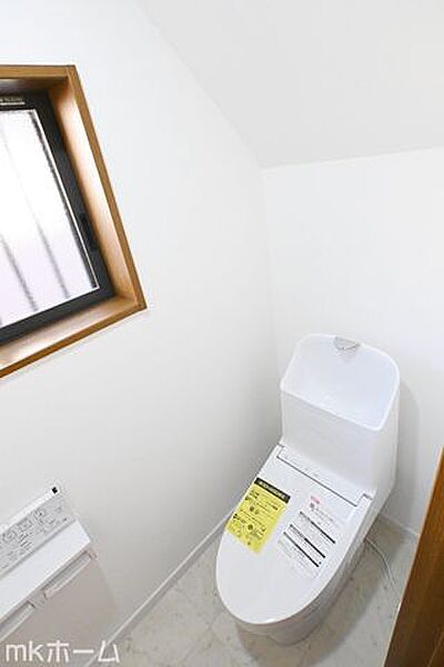温水洗浄便座付きのトイレです！もちろん窓もあり換気もしっかり出来ます！