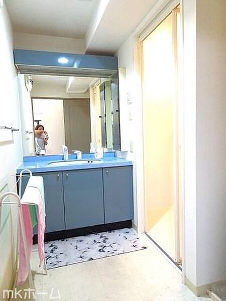 大きな鏡と洗面台が付いた洗面化粧台は収納も豊富！買い置きした日用品などまとめて収納する事が出来ます！