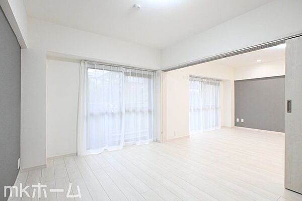 窓からの優しい光がお部屋に差し込みます！収納も豊富に用意されており生活しやすい空間です！
