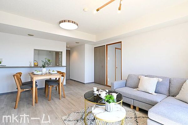 白を基調とした爽やかなリビング空間が日々の生活を優しく彩ります！窓からは明るい光が差し込みます！
