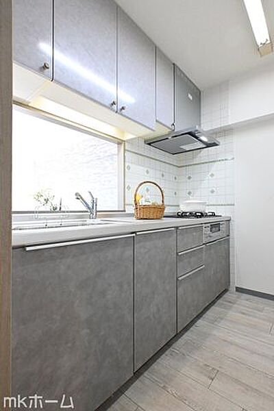 使い勝手の良いシステムキッチンを採用！作業スペースも広めにとられておりご家族でお料理が楽しめます！