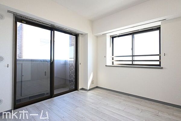 シンプルな洋室はおしゃれで居心地の良い空間です！二面採光で柔らかい陽の光が差し込みます！