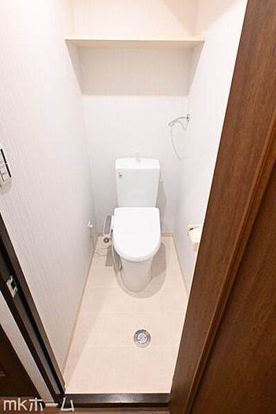 温水洗浄便座付きのトイレです！設置された棚はトイレットペーパーやお掃除用具の収納にも便利！