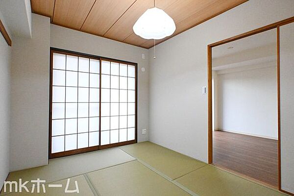 リビング横の和室は多目的に利用可能な空間です！お子様の遊び場、また客間として多彩にご利用頂けます！