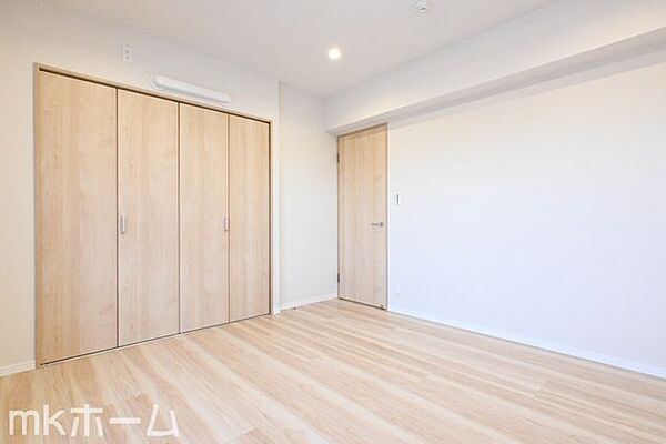 洋室には収納もしっかり完備されており、部屋を広々と利用することが可能なです！