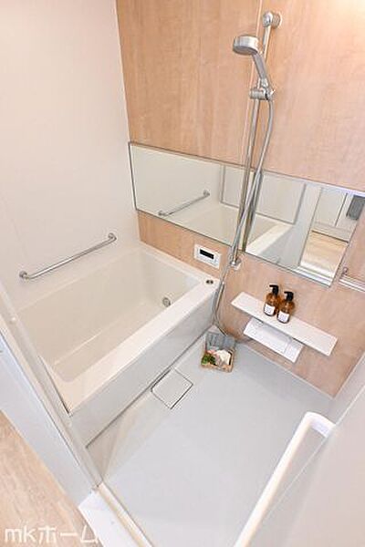 足を延ばし入浴できる大きな浴槽は一日の疲れを癒してくれる空間です！癒しのひと時をお過ごしください！