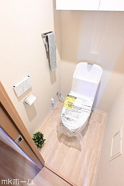 温水洗浄便座付きのトイレです！設備は新品に交換済みですので気持ちよくお住まい頂けます！