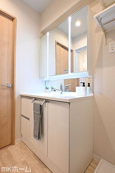 大きな鏡と洗面台が付いた洗面化粧台は収納も豊富！買い置きした日用品などまとめて収納する事が出来ます！