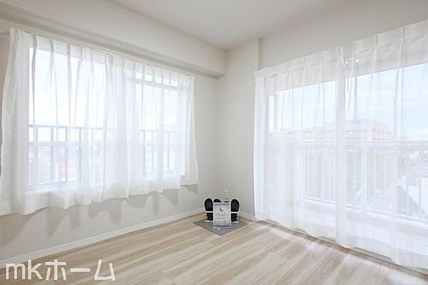 シンプルな洋室はおしゃれで居心地の良い空間です！二面採光で柔らかい陽の光が差し込みます！