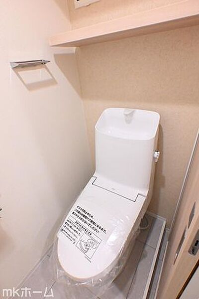 温水洗浄便座付きのトイレです！設備は新品に交換済みですので気持ちよくお住まい頂けます！