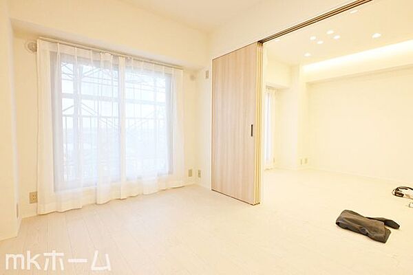 リビング横の洋室はフレキシブル使えます！大きなリビングとして、またプライベート空間としても対応可能！