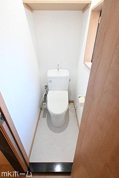 温水洗浄便座付きのトイレです！設備は新品に交換済みですので気持ちよくお住まい頂けます！