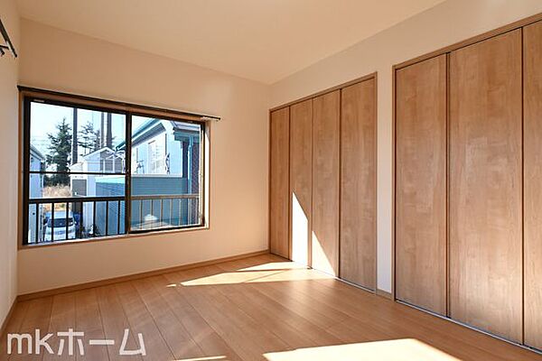 リビング横の和室は多目的に利用可能な空間です！お子様の遊び場、また客間として多彩にご利用頂けます！