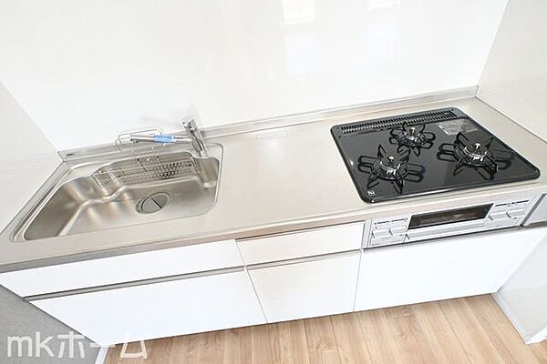 使い勝手の良いシステムキッチンを採用！作業スペースも広めにとられておりご家族でお料理が楽しめます！