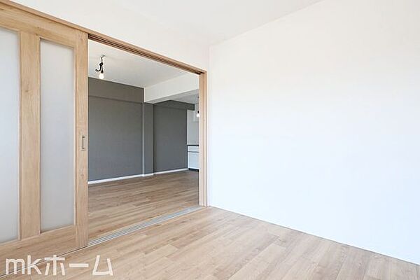 リビング横の洋室はフレキシブル使えます！大きなリビングとして、またプライベート空間としても対応可能！