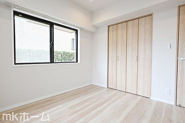 洋室には収納もしっかり完備されており、部屋を広々と利用することが可能なです！
