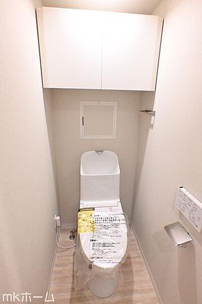 温水洗浄便座付きのトイレです！設備は新品に交換済みですので気持ちよくお住まい頂けます！