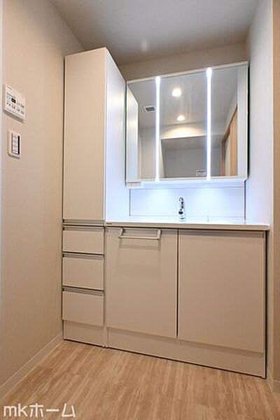 大きな鏡と洗面台が付いた洗面化粧台は収納も豊富！買い置きした日用品などまとめて収納する事が出来ます！