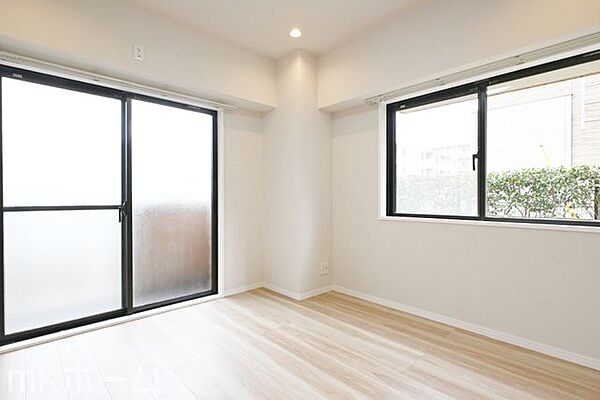 シンプルな洋室はおしゃれで居心地の良い空間です！二面採光で柔らかい陽の光が差し込みます！