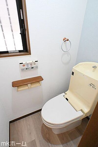 温水洗浄便座付きのトイレです！もちろん窓もあり換気もしっかり出来ます！