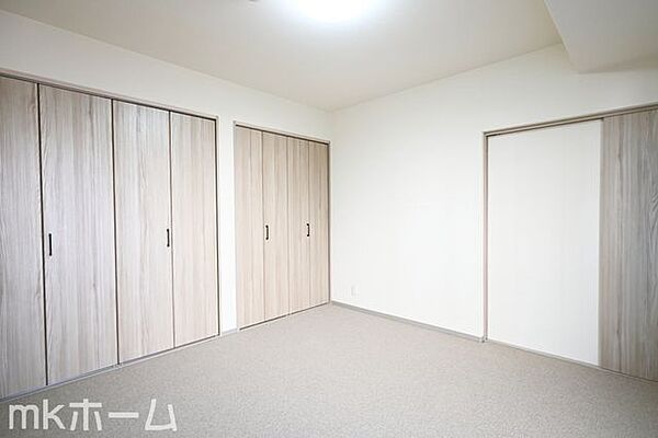 洋室には収納もしっかり完備されており、部屋を広々と利用することが可能なです！