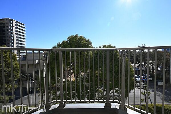 バルコニーは陽当たりとともに風通しも良く洗濯物もよく乾きます！