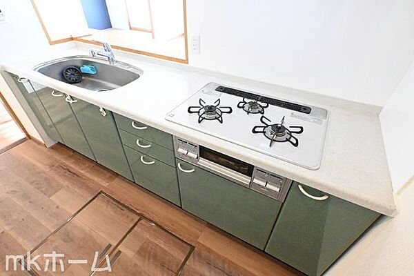 使い勝手の良いシステムキッチンを採用！作業スペースも広めにとられておりご家族でお料理が楽しめます！