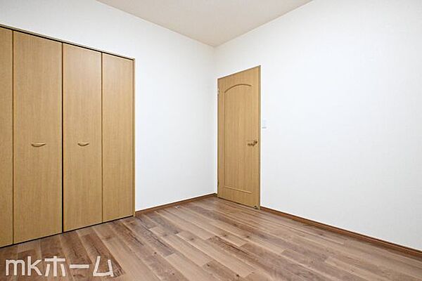 洋室には収納もしっかり完備されており、部屋を広々と利用することが可能なです！