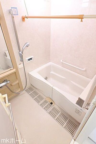 足を延ばし入浴できる大きな浴槽は一日の疲れを癒してくれる空間です！癒しのひと時をお過ごしください！