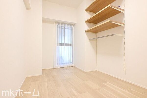 窓からの優しい光がお部屋に差し込みます！収納も豊富に用意されており生活しやすい空間です！