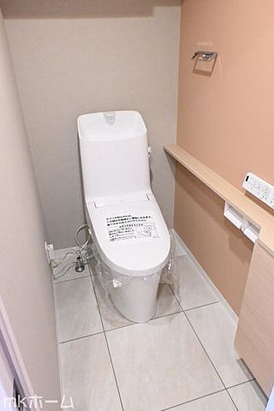 温水洗浄便座付きのトイレです！設備は新品に交換済みですので気持ちよくお住まい頂けます！
