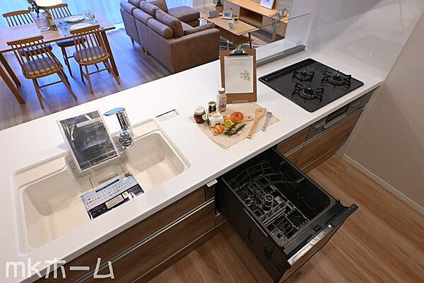 食洗機付きのシステムキッチンは収納も豊富！散らかりがちなキッチンも大容量の収納でスッキリ片付きます！