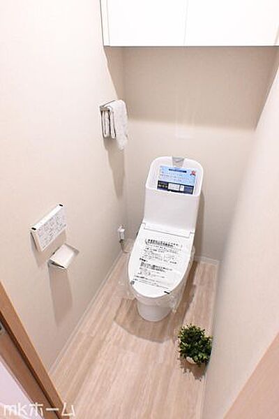 温水洗浄便座付きのトイレです！設備は新品に交換済みですので気持ちよくお住まい頂けます！