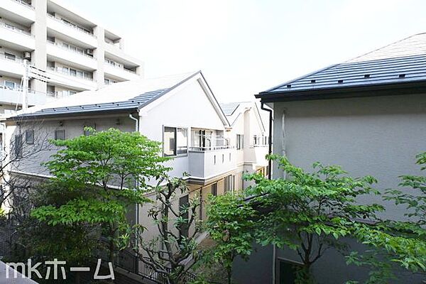 抜けるような眺望はマンションならではですね！2階のお部屋ですので陽当たりも良好です！